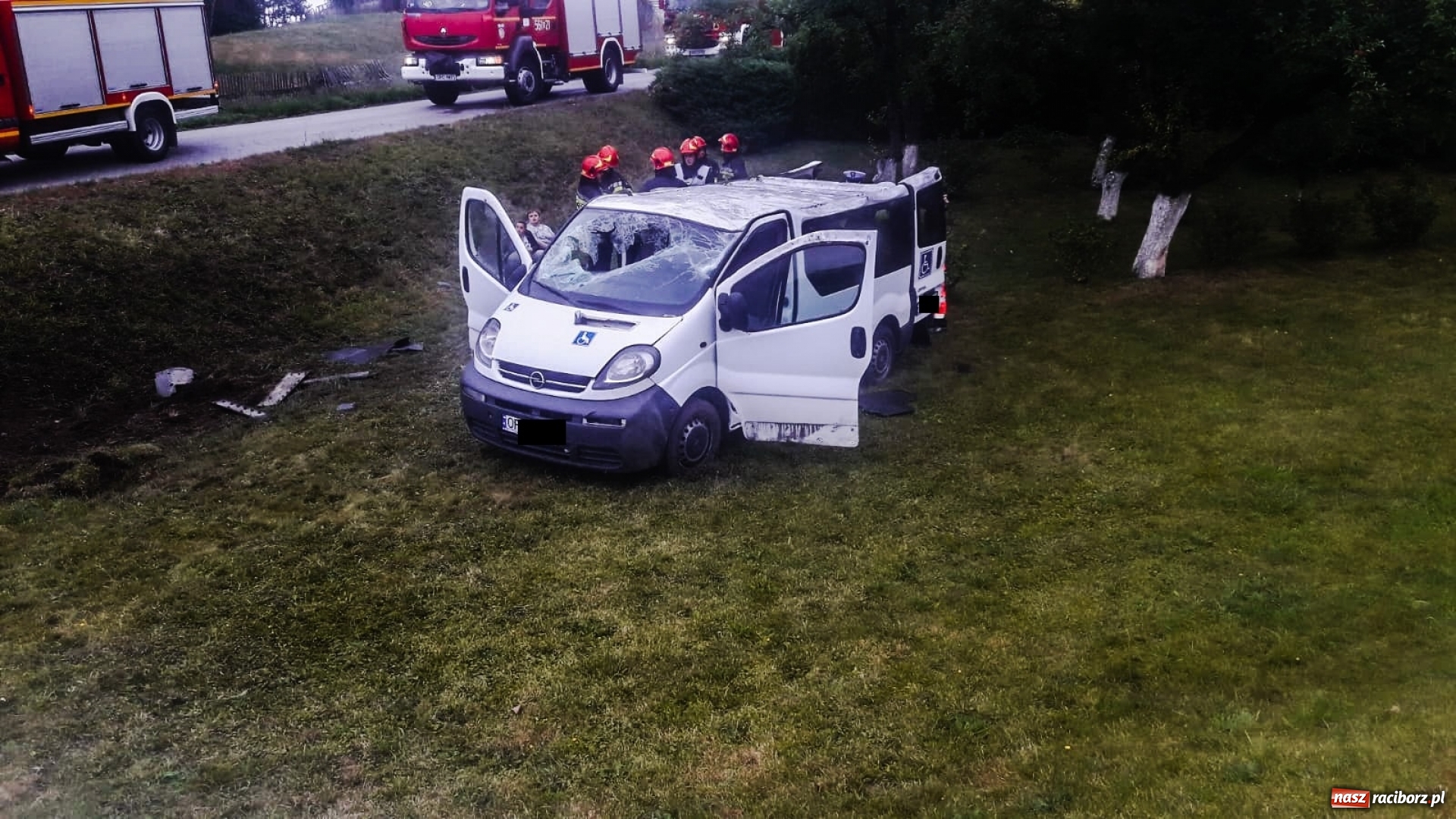 Zdjęcie w galerii na portalu naszraciborz.pl: Bus z niepełnosprawnymi wypadł z drogi w Makowie [FOTO] wiadomości z regionu