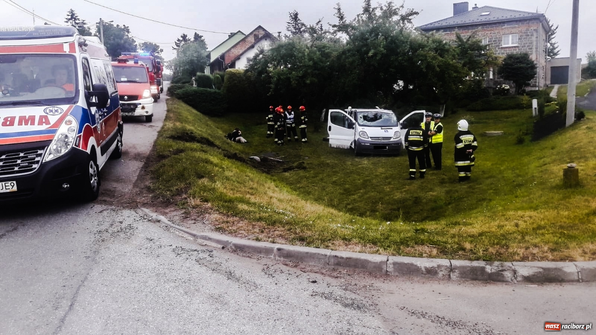 Zdjęcie w galerii na portalu naszraciborz.pl: Bus z niepełnosprawnymi wypadł z drogi w Makowie [FOTO] wiadomości z regionu