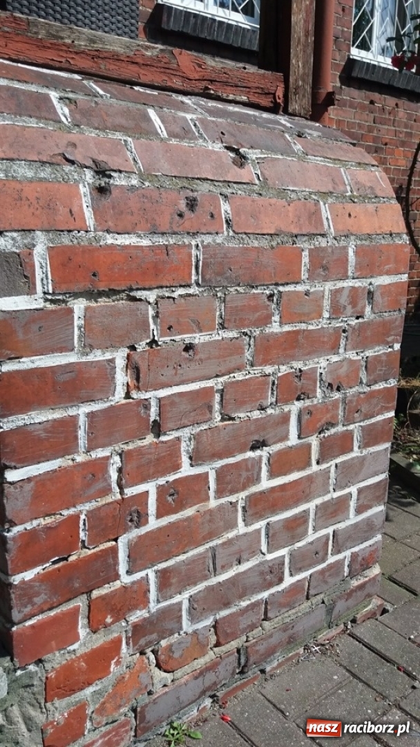 Zdjęcie w galerii na portalu naszraciborz.pl: Bomba wpadła przez dach, ale nie eksplodowała!  wiadomości z regionu