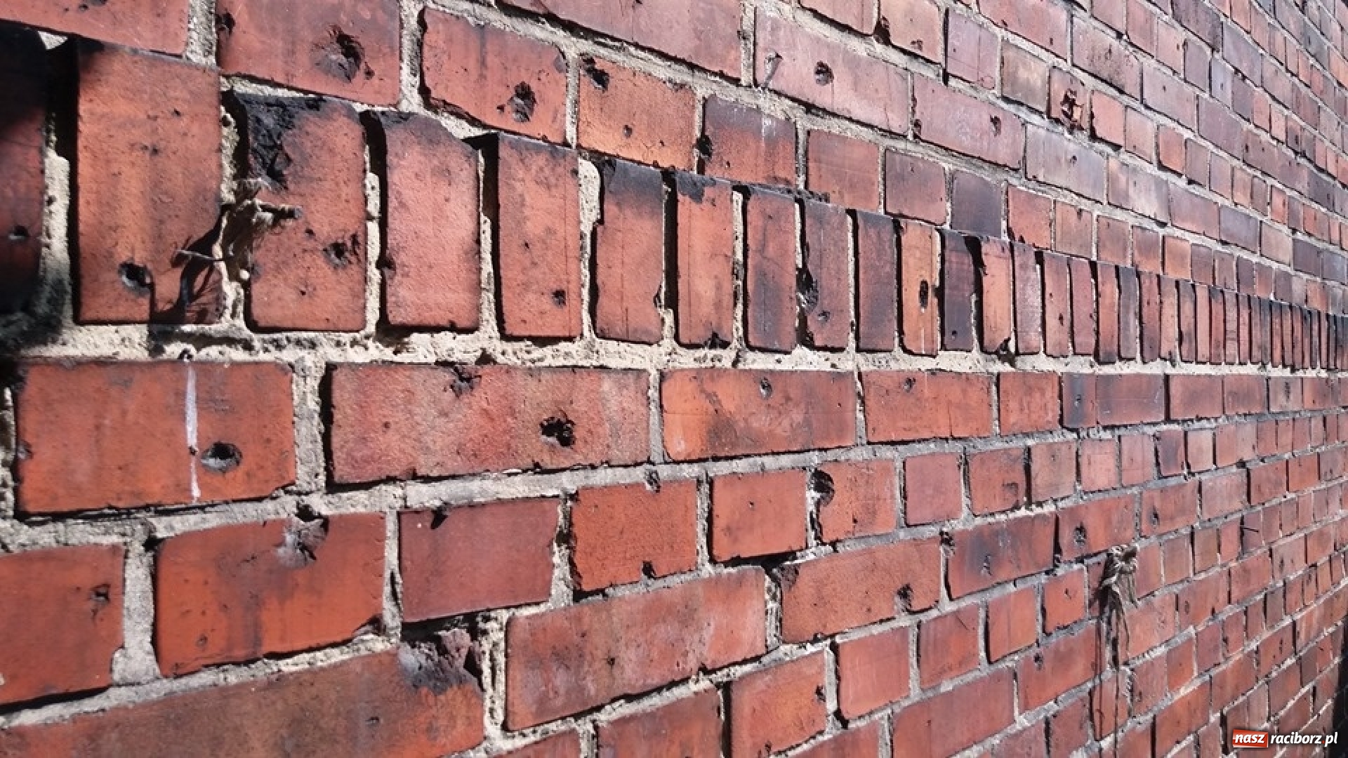 Zdjęcie w galerii na portalu naszraciborz.pl: Bomba wpadła przez dach, ale nie eksplodowała!  wiadomości z regionu