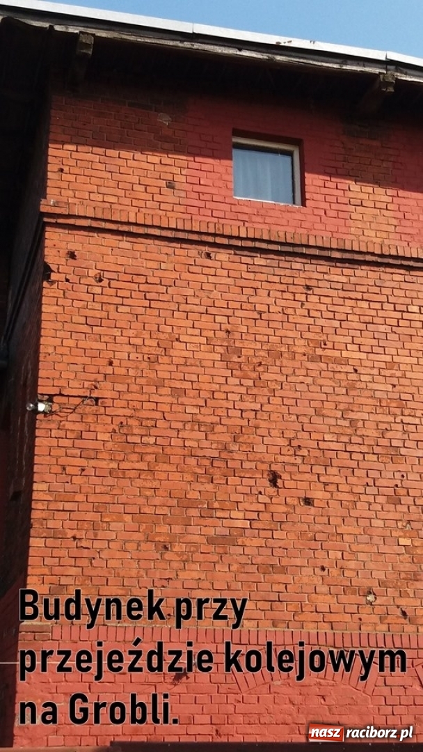 Zdjęcie w galerii na portalu naszraciborz.pl: Bomba wpadła przez dach, ale nie eksplodowała!  wiadomości z regionu