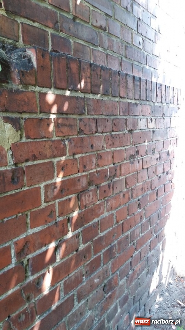 Zdjęcie w galerii na portalu naszraciborz.pl: Bomba wpadła przez dach, ale nie eksplodowała!  wiadomości z regionu