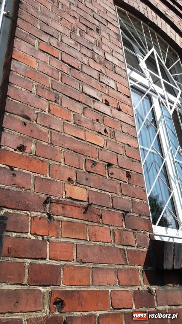 Zdjęcie w galerii na portalu naszraciborz.pl: Bomba wpadła przez dach, ale nie eksplodowała!  wiadomości z regionu