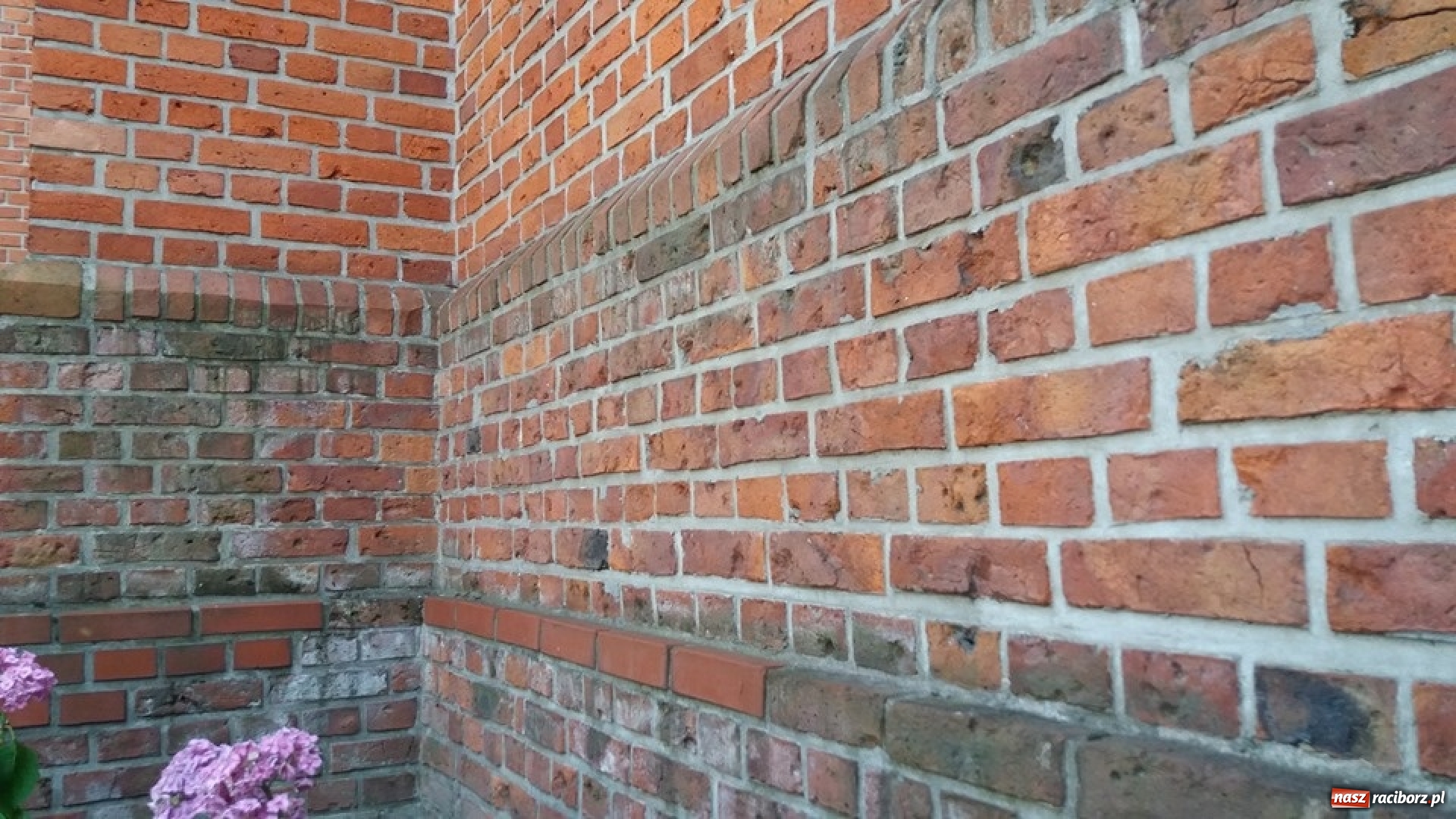 Zdjęcie w galerii na portalu naszraciborz.pl: Bomba wpadła przez dach, ale nie eksplodowała!  wiadomości z regionu