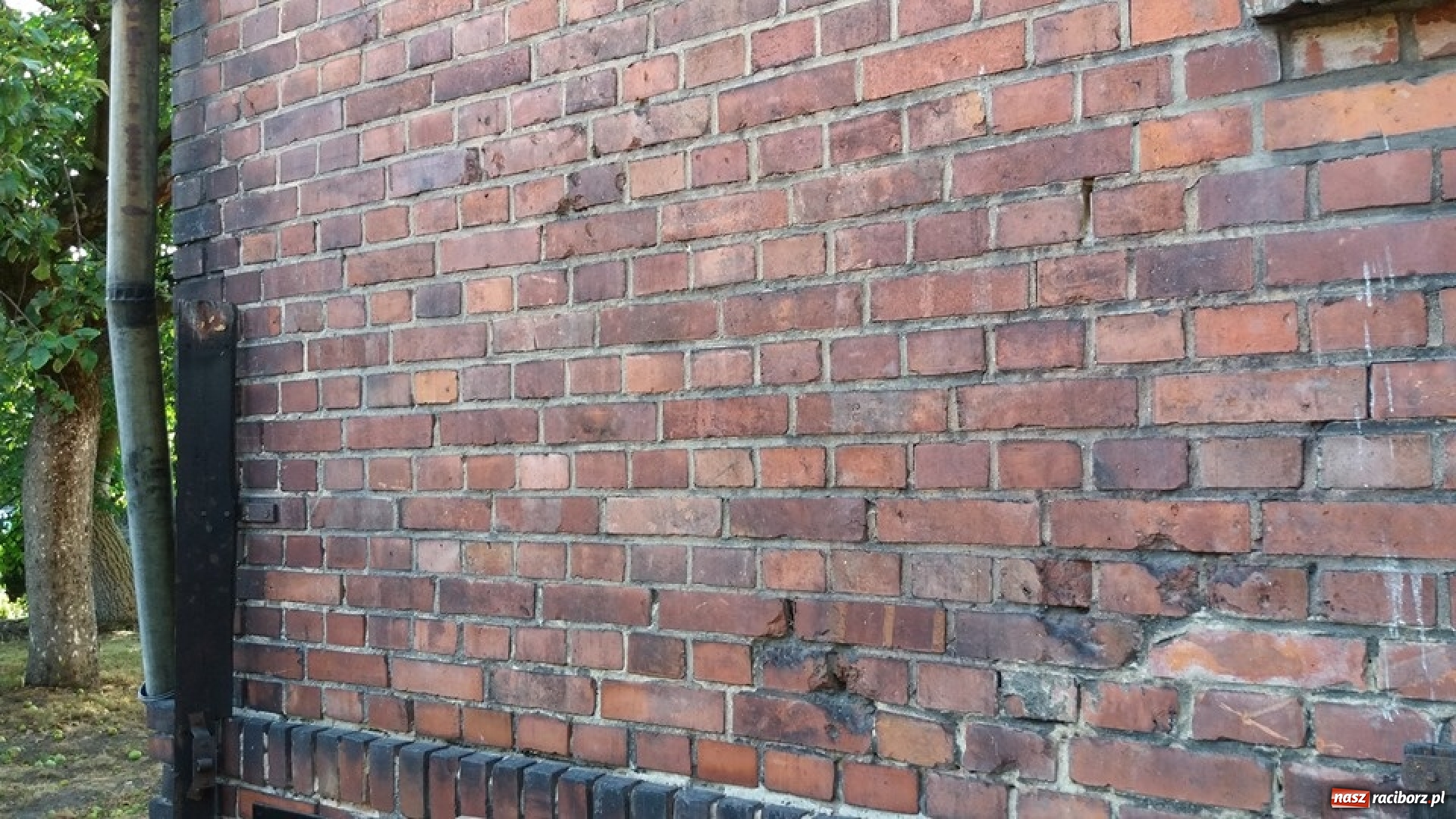 Zdjęcie w galerii na portalu naszraciborz.pl: Bomba wpadła przez dach, ale nie eksplodowała!  wiadomości z regionu