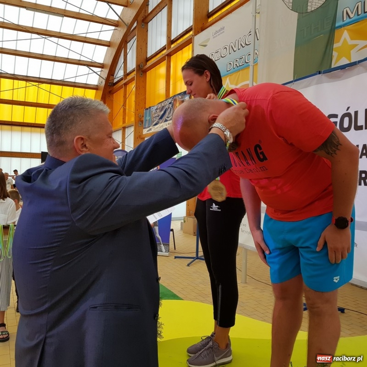 Zdjęcie w galerii na portalu naszraciborz.pl: Pływanie. Magdalena Modrzejewska i Patryk Rożenek z medalami Mistrzostw Polski wiadomości z regionu
