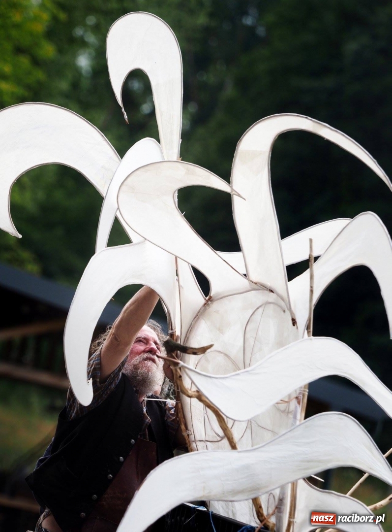 Zdjęcie w galerii na portalu naszraciborz.pl: Warsztaty budowy wielkoformatowych rzeźb świetlnych na FRU Festiwal wiadomości z regionu