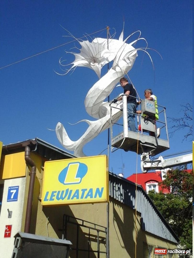 Zdjęcie w galerii na portalu naszraciborz.pl: Warsztaty budowy wielkoformatowych rzeźb świetlnych na FRU Festiwal wiadomości z regionu