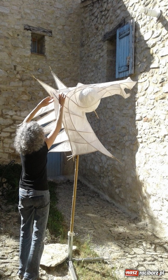 Zdjęcie w galerii na portalu naszraciborz.pl: Warsztaty budowy wielkoformatowych rzeźb świetlnych na FRU Festiwal wiadomości z regionu