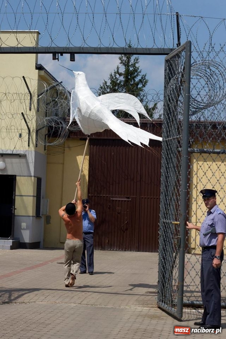 Zdjęcie w galerii na portalu naszraciborz.pl: Warsztaty budowy wielkoformatowych rzeźb świetlnych na FRU Festiwal wiadomości z regionu