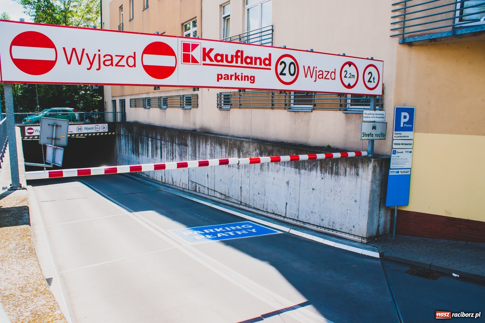 Zdjęcie w galerii na portalu naszraciborz.pl: Kaufland w Raciborzu stawia parkometry [FOTO]  wiadomości z regionu