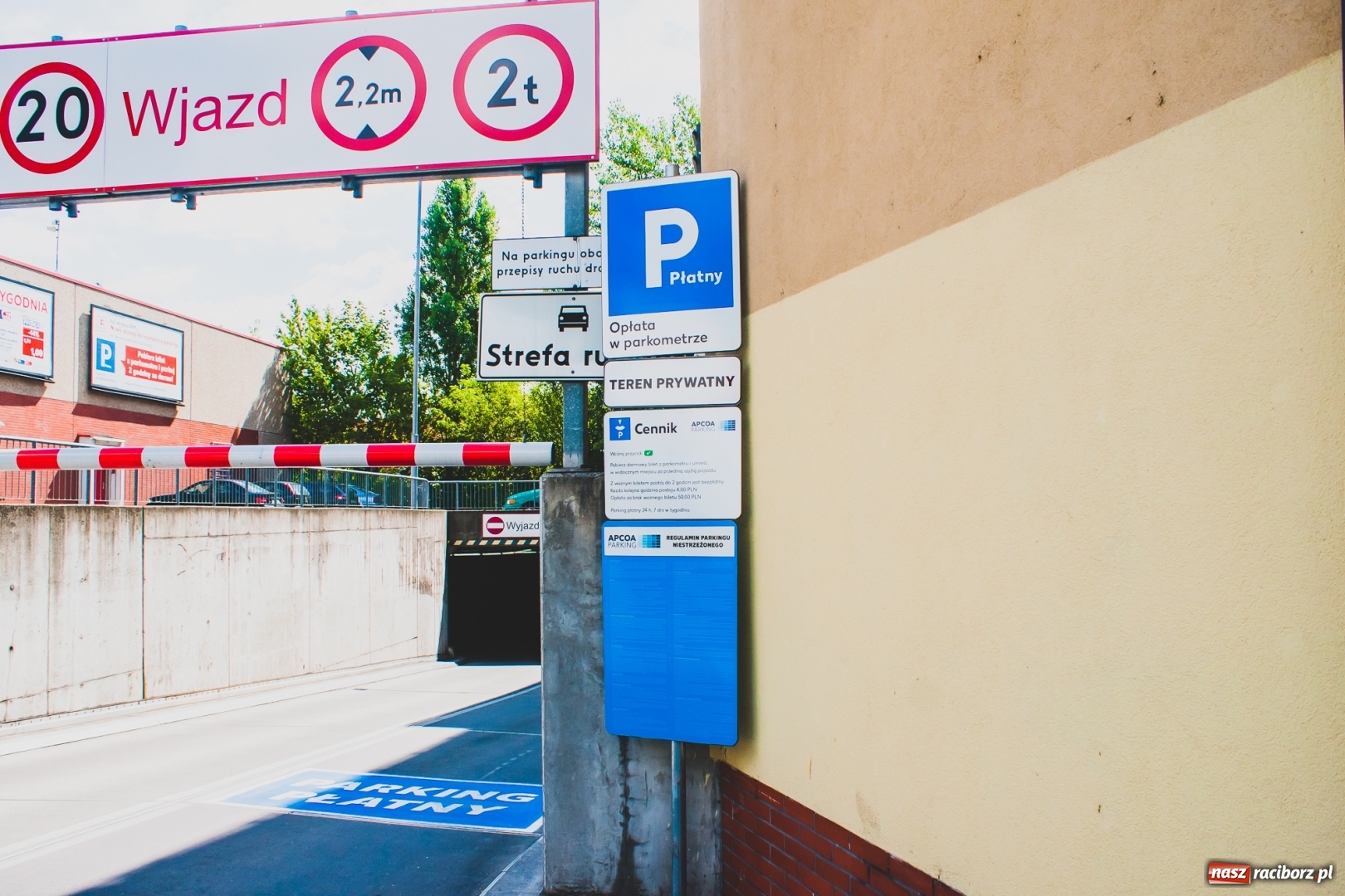 Zdjęcie w galerii na portalu naszraciborz.pl: Kaufland w Raciborzu stawia parkometry [FOTO]  wiadomości z regionu