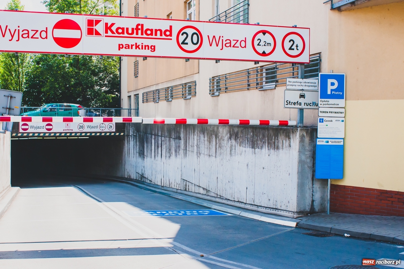 Zdjęcie w galerii na portalu naszraciborz.pl: Kaufland w Raciborzu stawia parkometry [FOTO]  wiadomości z regionu