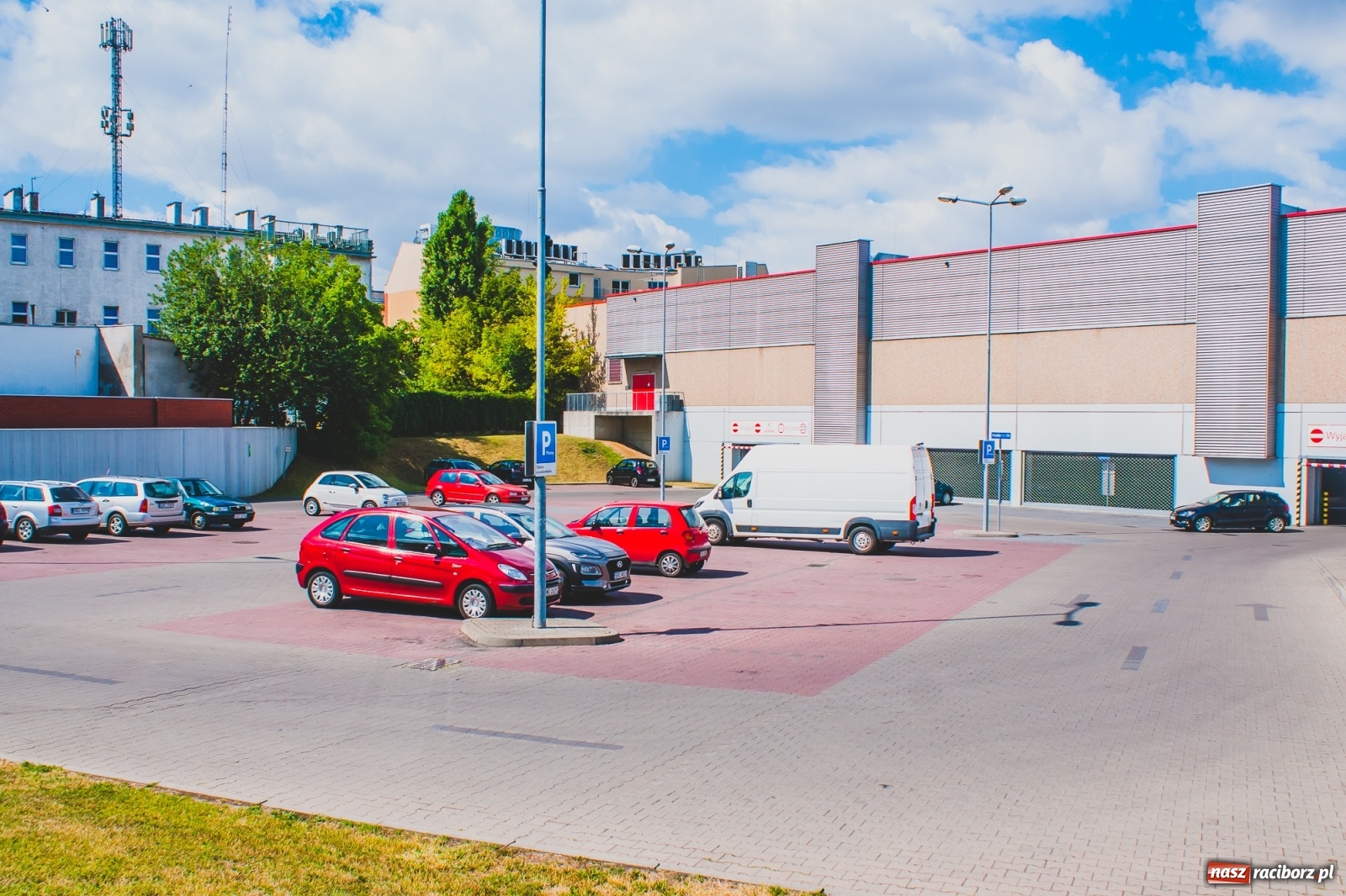 Zdjęcie w galerii na portalu naszraciborz.pl: Kaufland w Raciborzu stawia parkometry [FOTO]  wiadomości z regionu