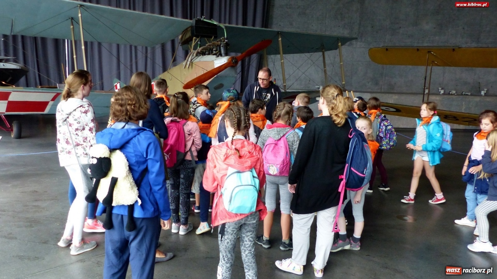 Zdjęcie w galerii na portalu naszraciborz.pl: Czy leci z nami pilot? Uczestnicy Lata z biblioteką w Muzeum Lotnictwa Polskiego [FOTO] wiadomości z regionu