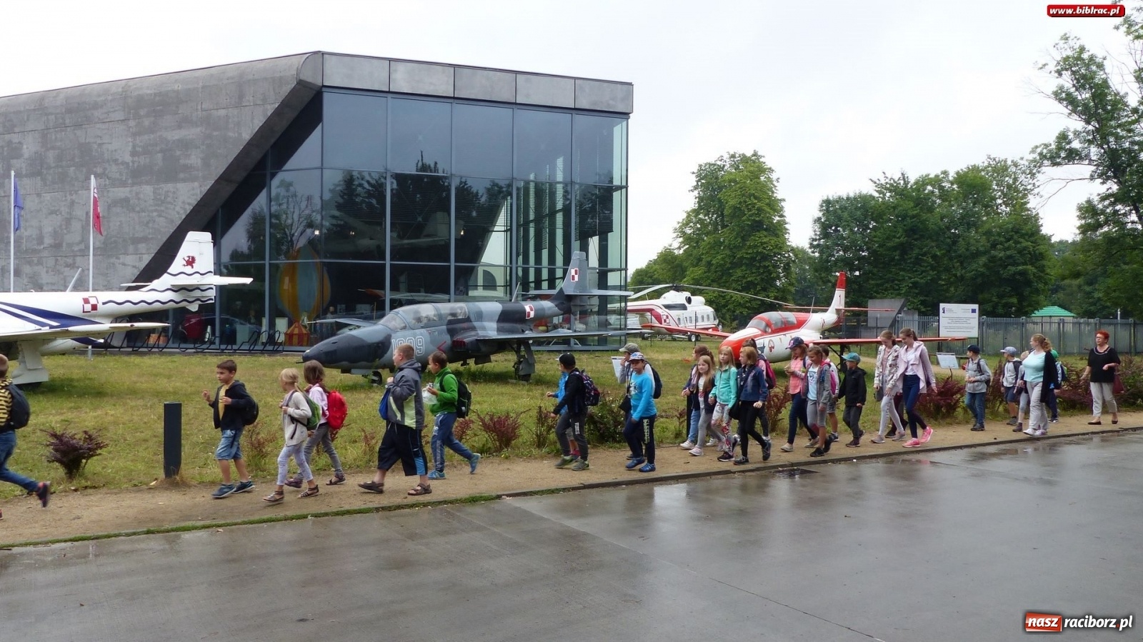 Zdjęcie w galerii na portalu naszraciborz.pl: Czy leci z nami pilot? Uczestnicy Lata z biblioteką w Muzeum Lotnictwa Polskiego [FOTO] wiadomości z regionu