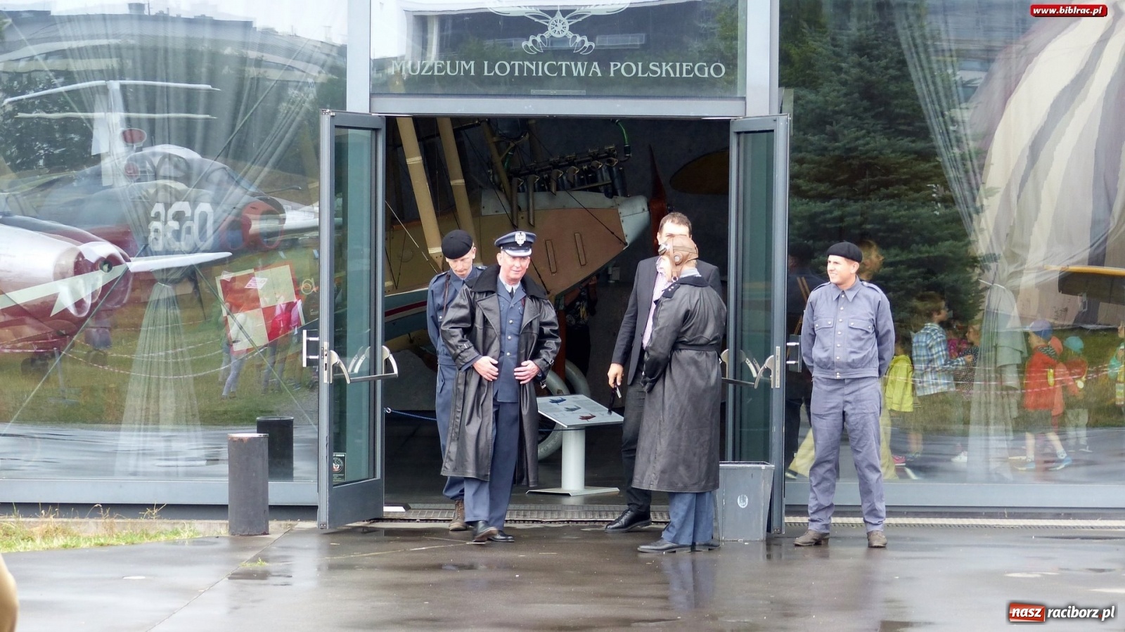 Zdjęcie w galerii na portalu naszraciborz.pl: Czy leci z nami pilot? Uczestnicy Lata z biblioteką w Muzeum Lotnictwa Polskiego [FOTO] wiadomości z regionu