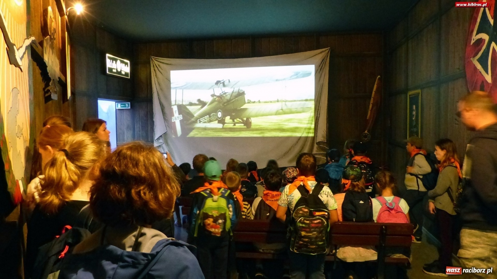 Zdjęcie w galerii na portalu naszraciborz.pl: Czy leci z nami pilot? Uczestnicy Lata z biblioteką w Muzeum Lotnictwa Polskiego [FOTO] wiadomości z regionu