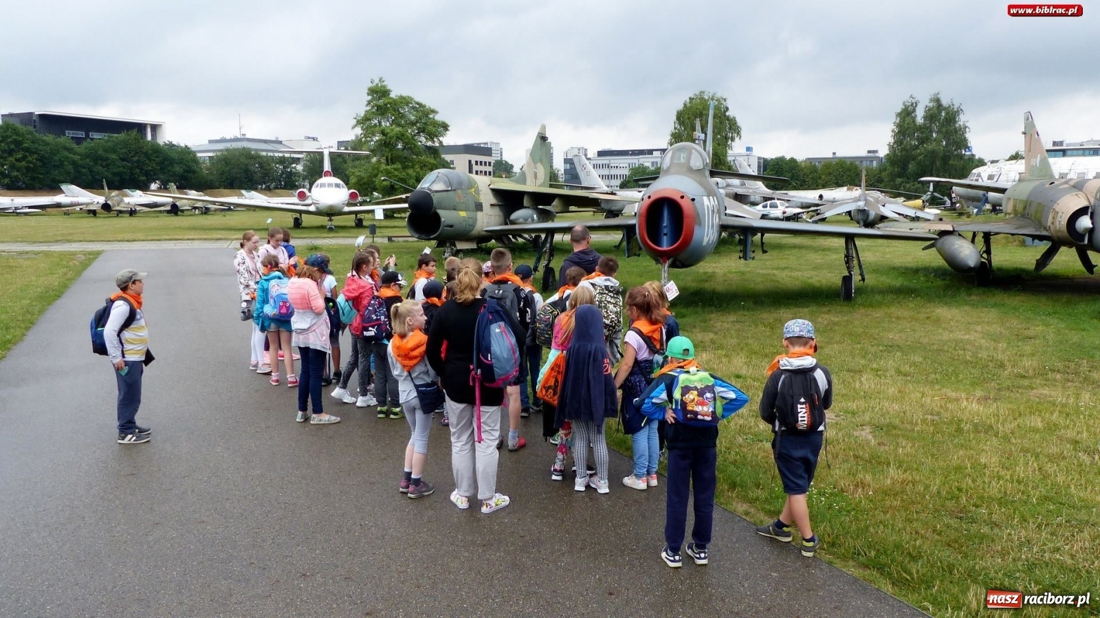 Zdjęcie w galerii na portalu naszraciborz.pl: Czy leci z nami pilot? Uczestnicy Lata z biblioteką w Muzeum Lotnictwa Polskiego [FOTO] wiadomości z regionu