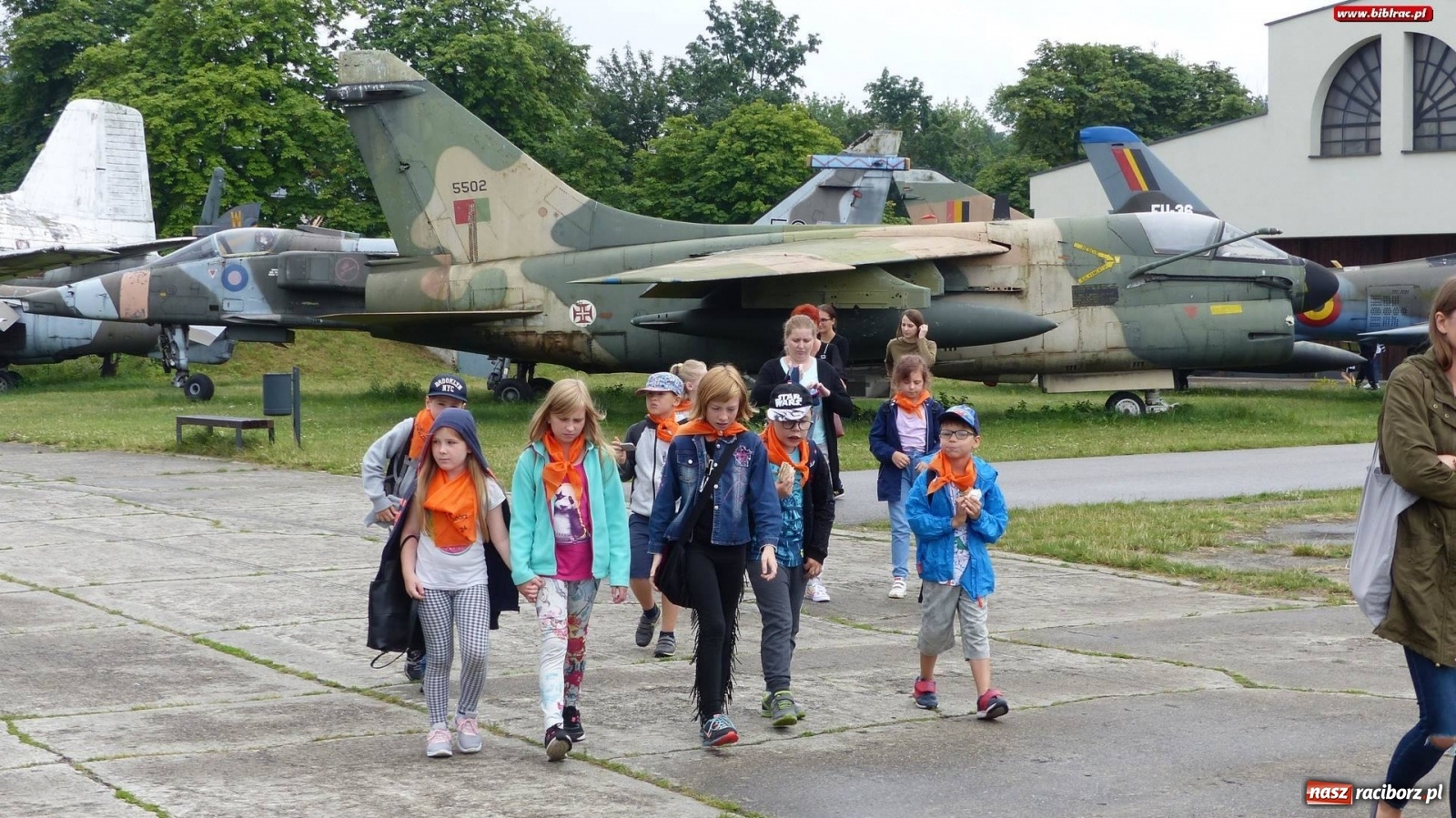 Zdjęcie w galerii na portalu naszraciborz.pl: Czy leci z nami pilot? Uczestnicy Lata z biblioteką w Muzeum Lotnictwa Polskiego [FOTO] wiadomości z regionu