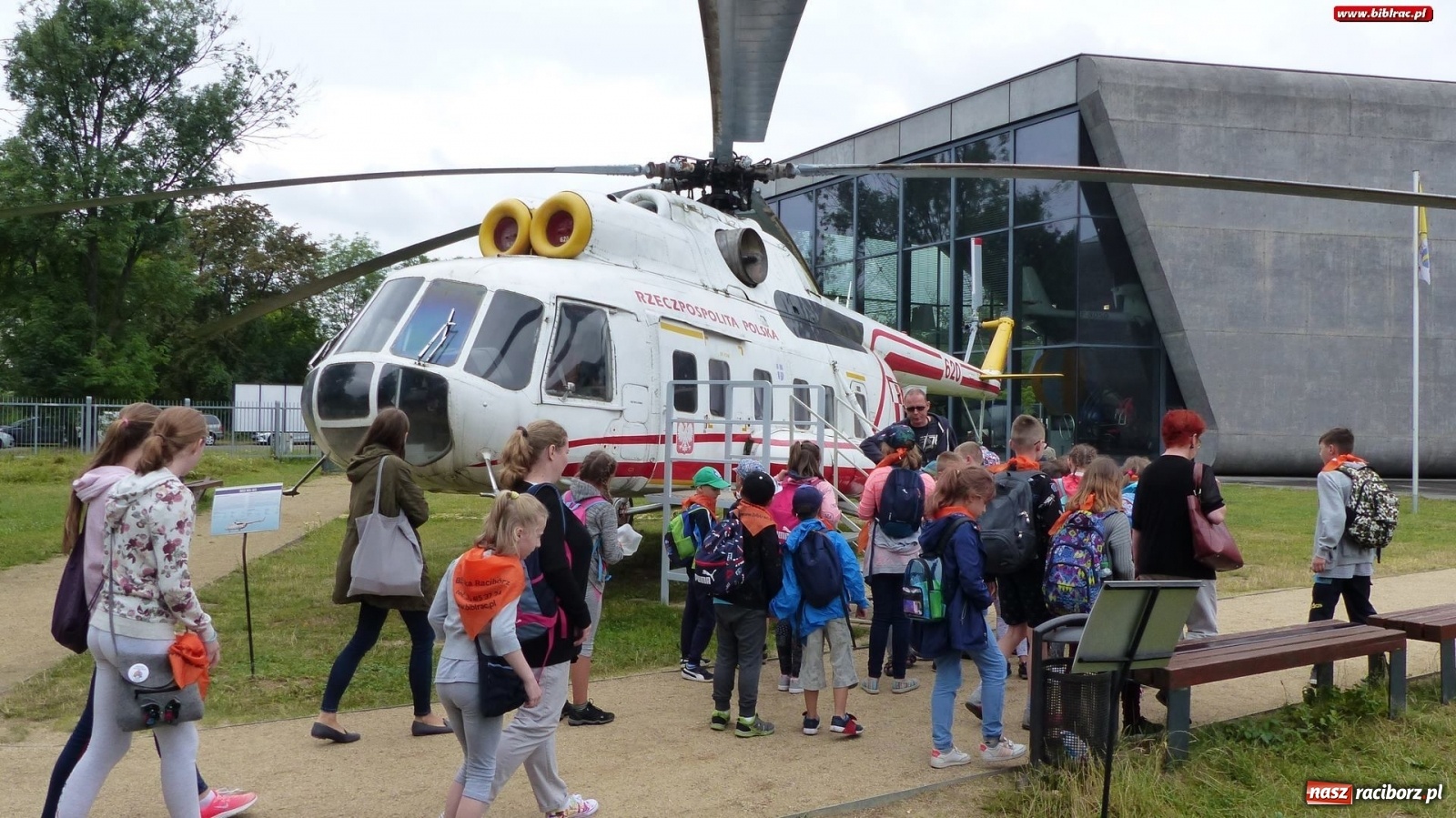 Zdjęcie w galerii na portalu naszraciborz.pl: Czy leci z nami pilot? Uczestnicy Lata z biblioteką w Muzeum Lotnictwa Polskiego [FOTO] wiadomości z regionu