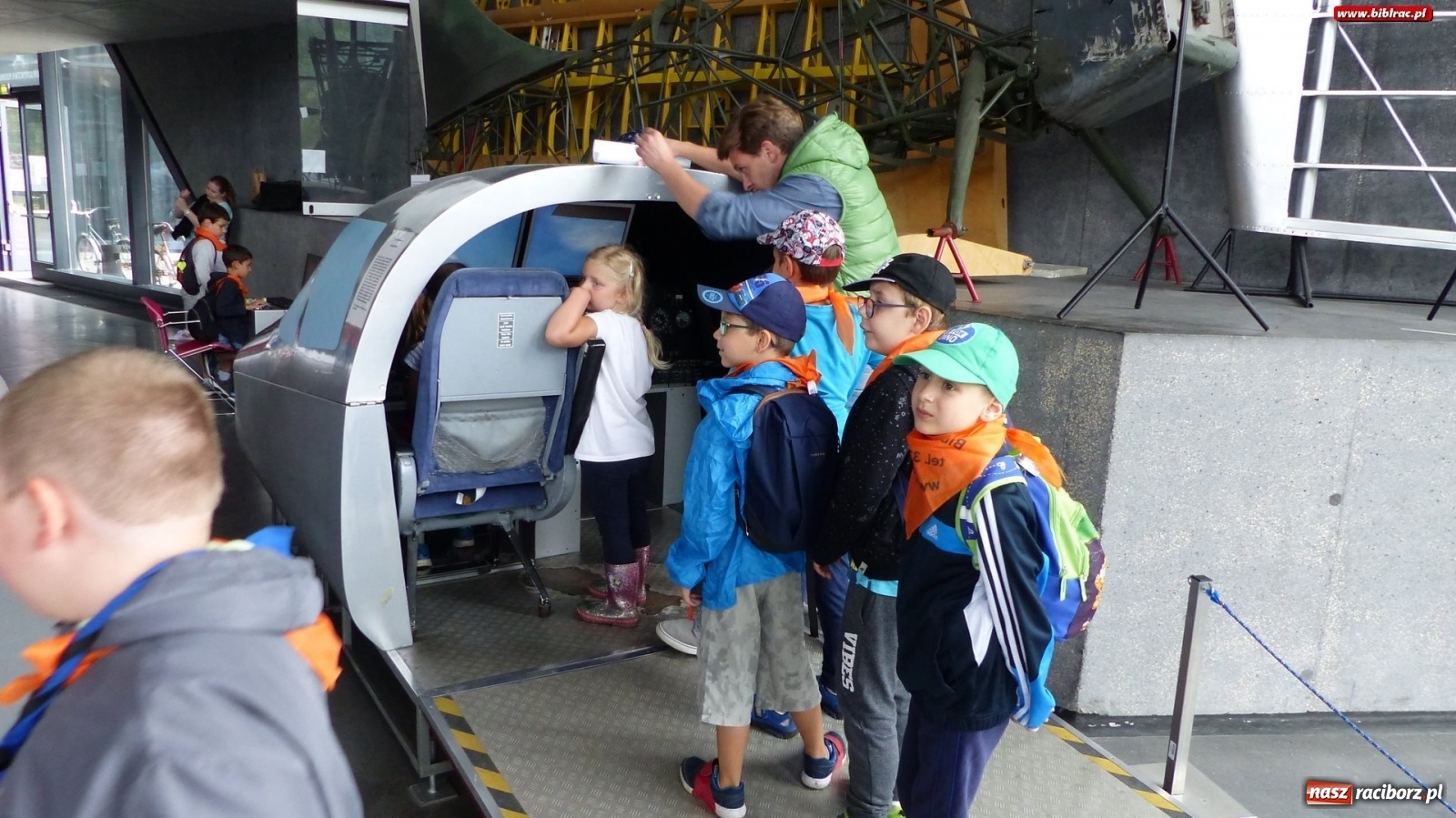 Zdjęcie w galerii na portalu naszraciborz.pl: Czy leci z nami pilot? Uczestnicy Lata z biblioteką w Muzeum Lotnictwa Polskiego [FOTO] wiadomości z regionu