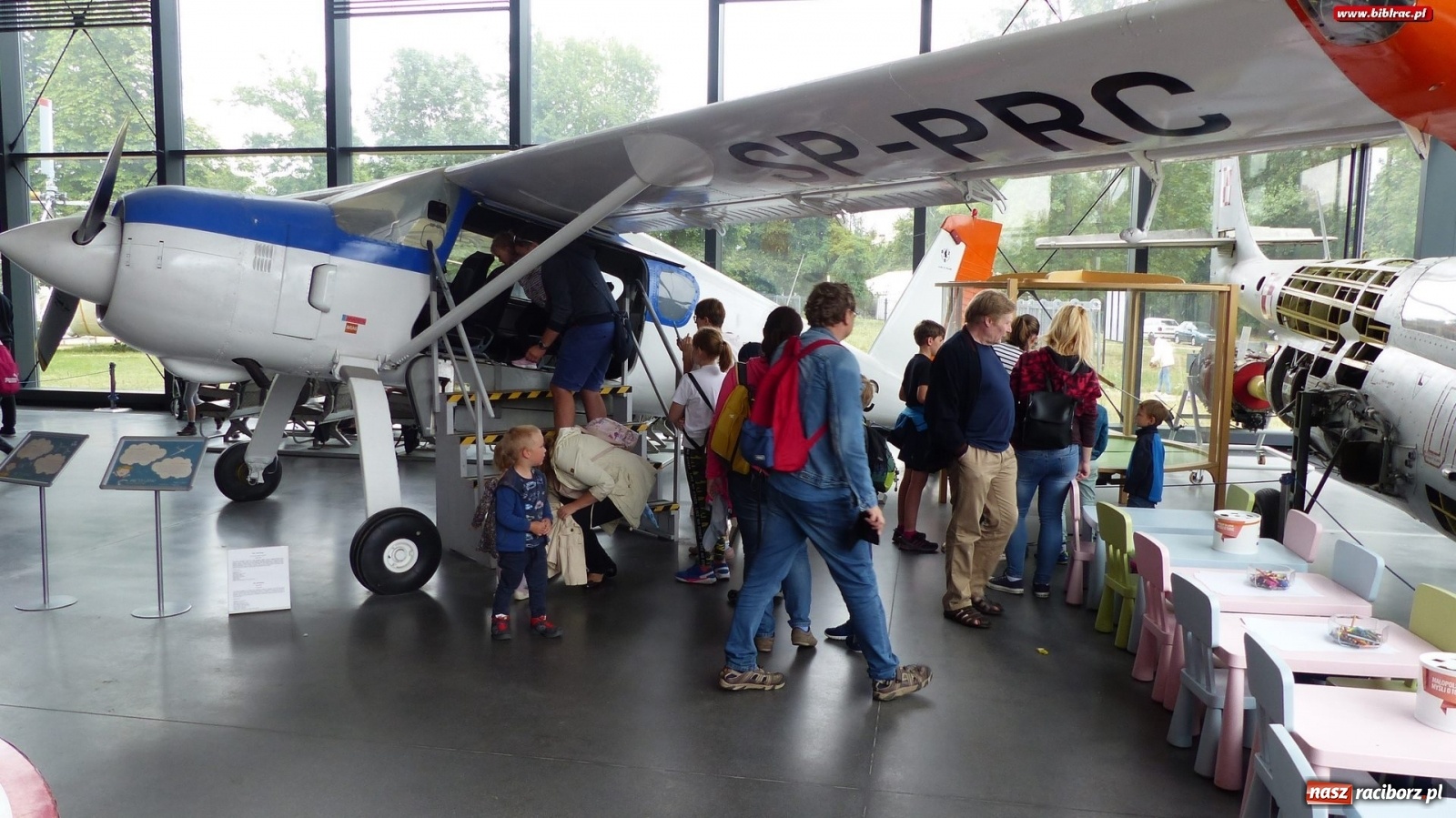 Zdjęcie w galerii na portalu naszraciborz.pl: Czy leci z nami pilot? Uczestnicy Lata z biblioteką w Muzeum Lotnictwa Polskiego [FOTO] wiadomości z regionu