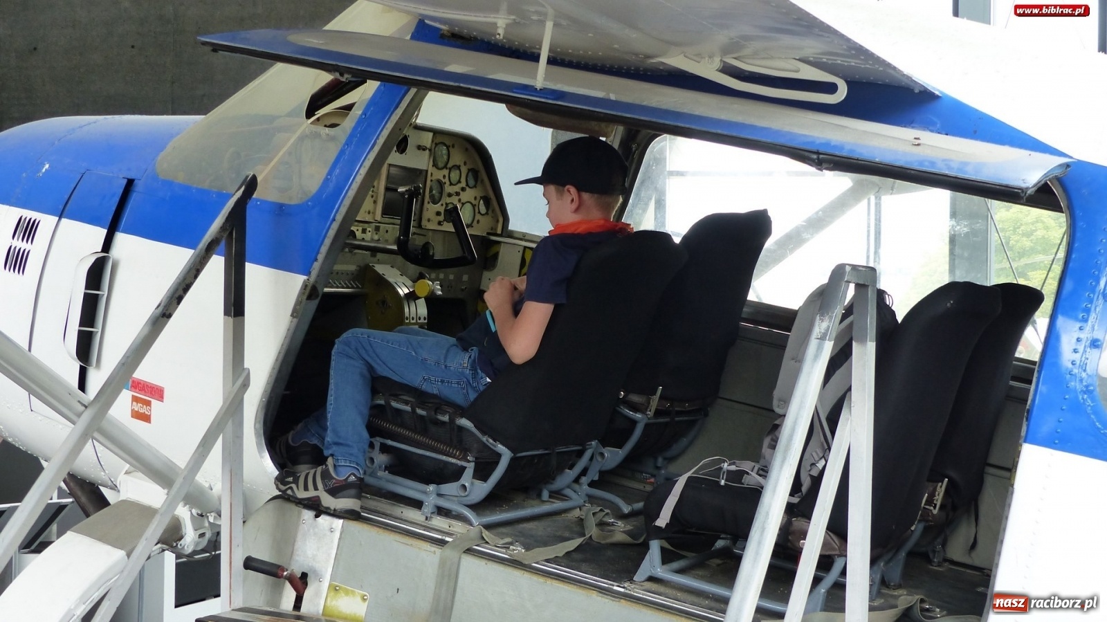 Zdjęcie w galerii na portalu naszraciborz.pl: Czy leci z nami pilot? Uczestnicy Lata z biblioteką w Muzeum Lotnictwa Polskiego [FOTO] wiadomości z regionu