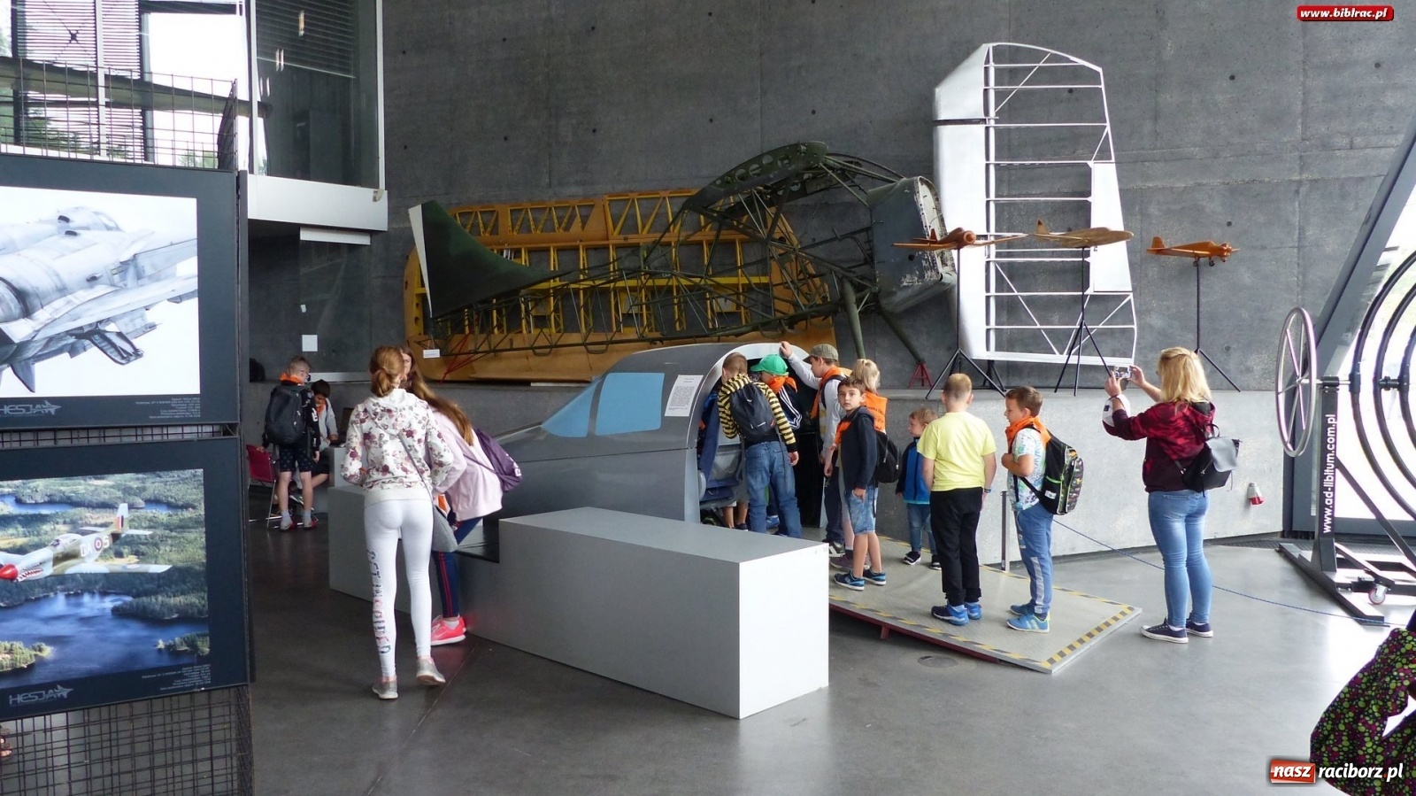 Zdjęcie w galerii na portalu naszraciborz.pl: Czy leci z nami pilot? Uczestnicy Lata z biblioteką w Muzeum Lotnictwa Polskiego [FOTO] wiadomości z regionu