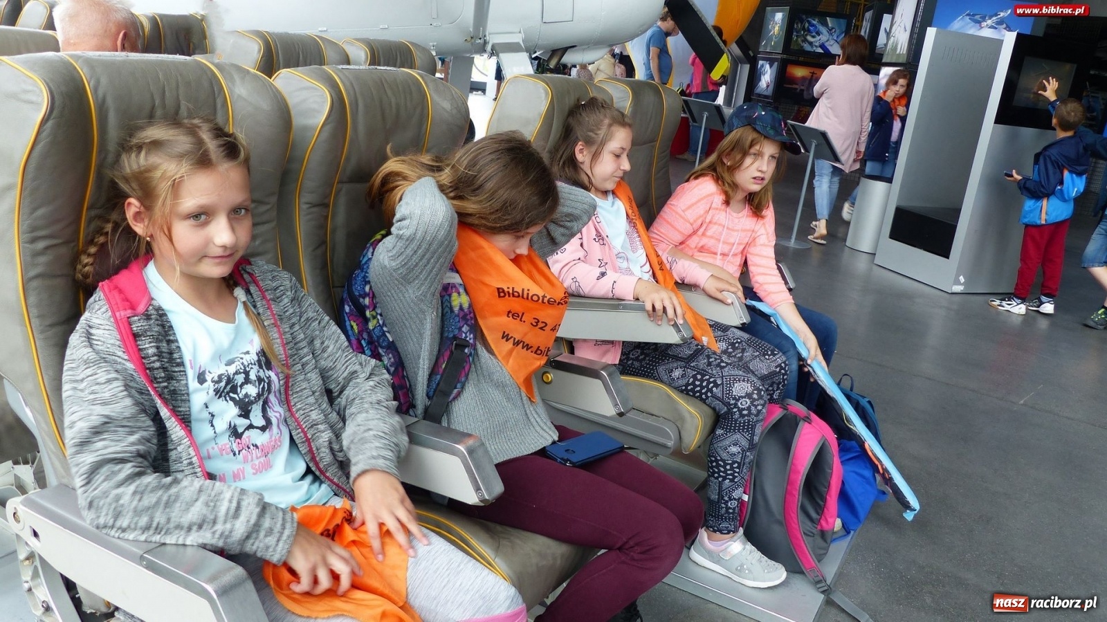 Zdjęcie w galerii na portalu naszraciborz.pl: Czy leci z nami pilot? Uczestnicy Lata z biblioteką w Muzeum Lotnictwa Polskiego [FOTO] wiadomości z regionu