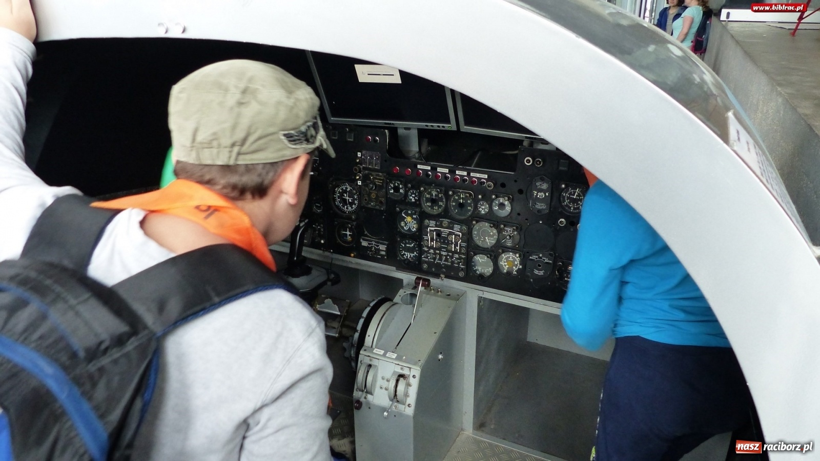 Zdjęcie w galerii na portalu naszraciborz.pl: Czy leci z nami pilot? Uczestnicy Lata z biblioteką w Muzeum Lotnictwa Polskiego [FOTO] wiadomości z regionu