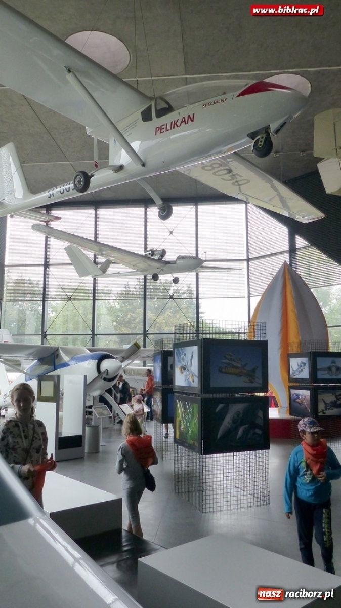 Zdjęcie w galerii na portalu naszraciborz.pl: Czy leci z nami pilot? Uczestnicy Lata z biblioteką w Muzeum Lotnictwa Polskiego [FOTO] wiadomości z regionu