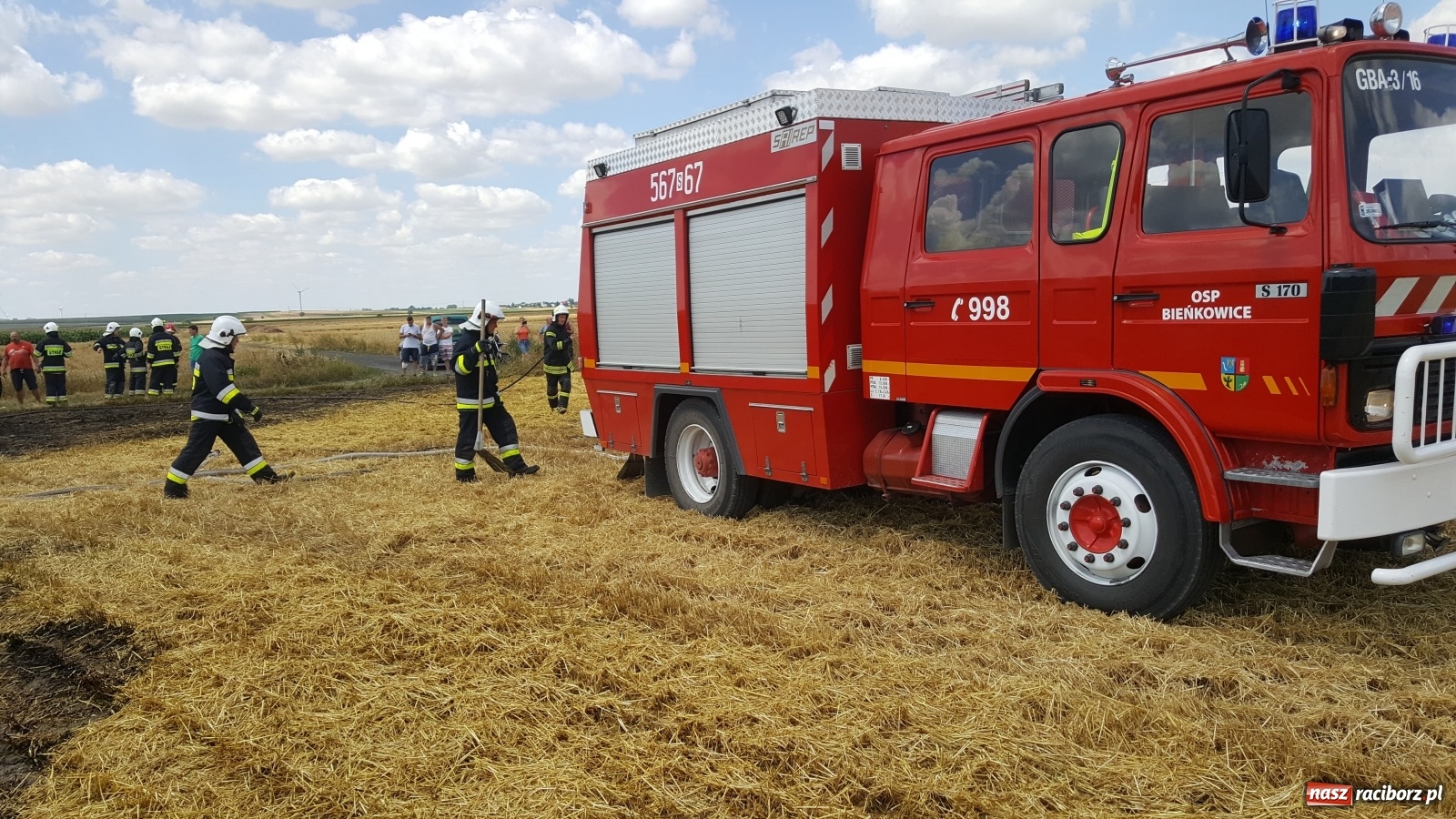 Zdjęcie w galerii na portalu naszraciborz.pl: Pożar ścierniska w Bieńkowicach  wiadomości z regionu