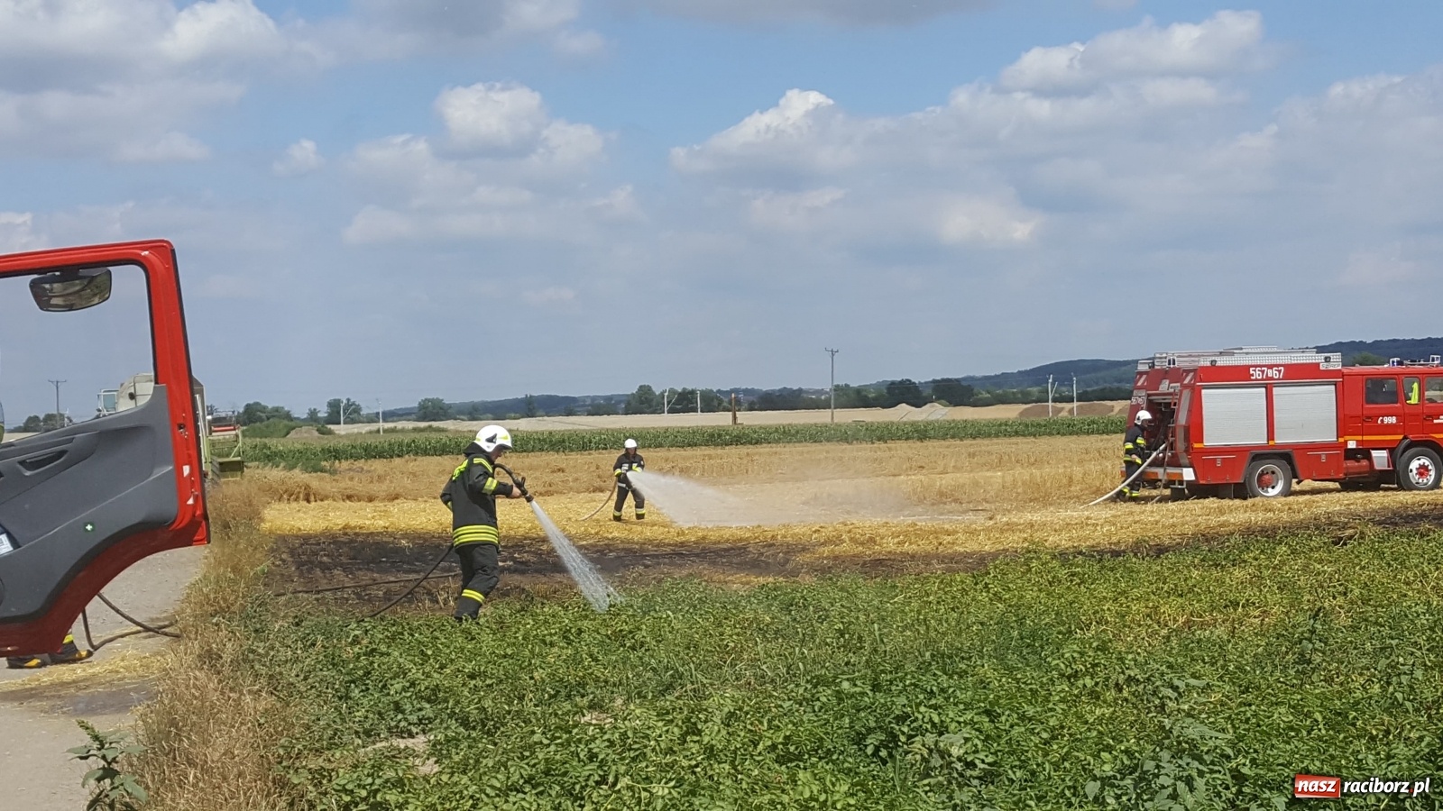 Zdjęcie w galerii na portalu naszraciborz.pl: Pożar ścierniska w Bieńkowicach  wiadomości z regionu