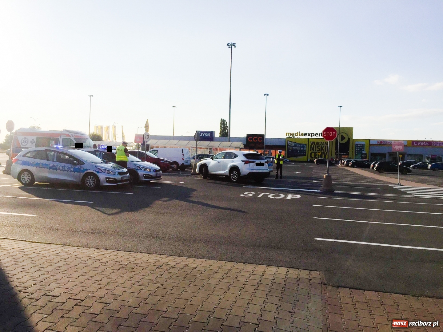 Zdjęcie w galerii na portalu naszraciborz.pl: Jak do tego doszło? Wypadek na parkingu Auchan [FOTO]  wiadomości z regionu