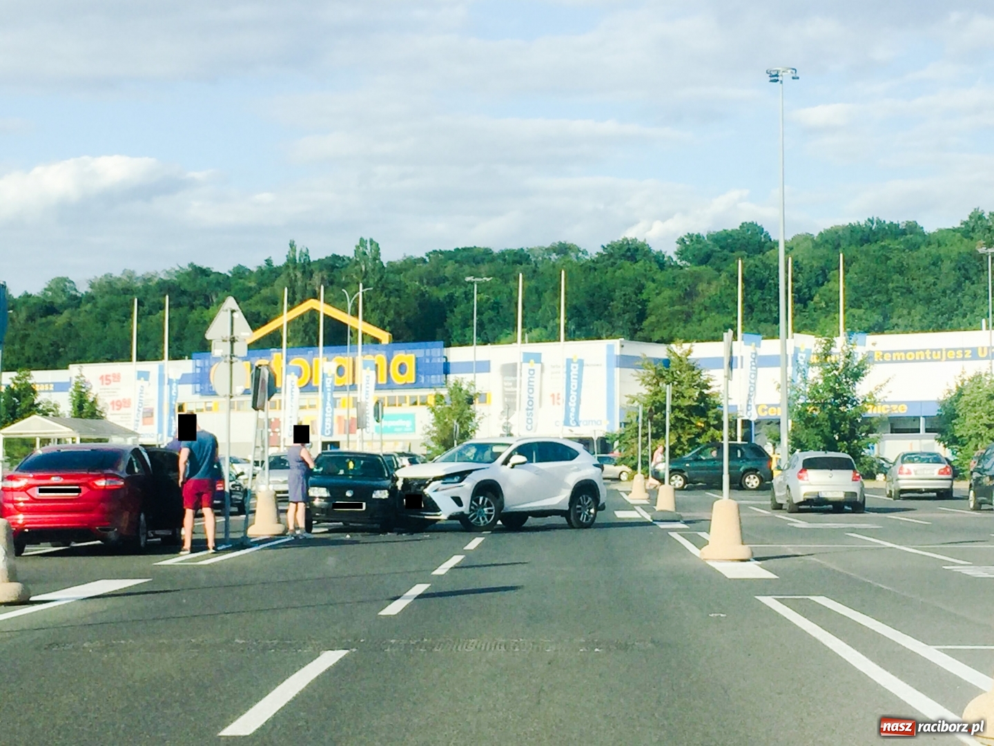 Zdjęcie w galerii na portalu naszraciborz.pl: Jak do tego doszło? Wypadek na parkingu Auchan [FOTO]  wiadomości z regionu