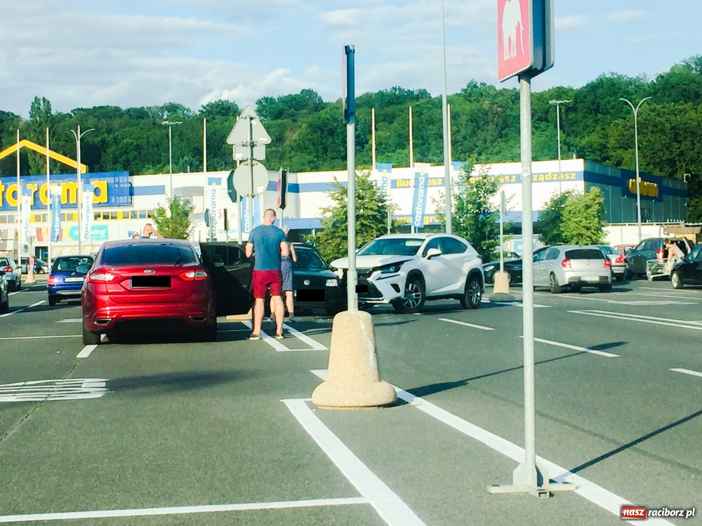 Zdjęcie w galerii na portalu naszraciborz.pl: Jak do tego doszło? Wypadek na parkingu Auchan [FOTO]  wiadomości z regionu