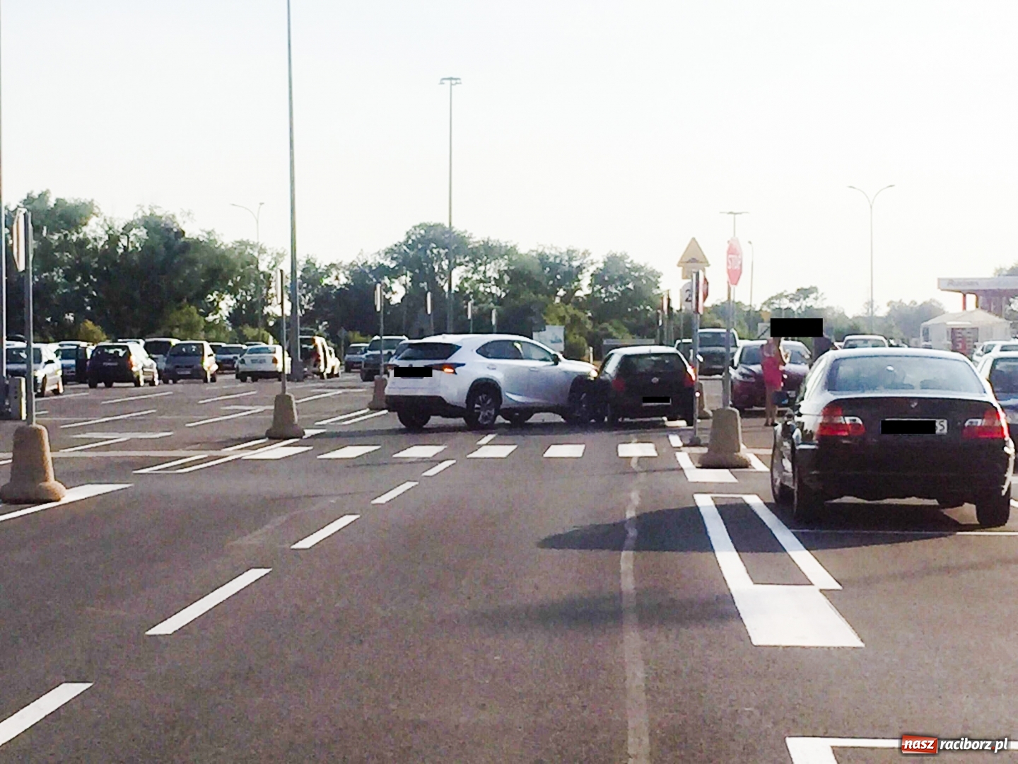 Zdjęcie w galerii na portalu naszraciborz.pl: Jak do tego doszło? Wypadek na parkingu Auchan [FOTO]  wiadomości z regionu