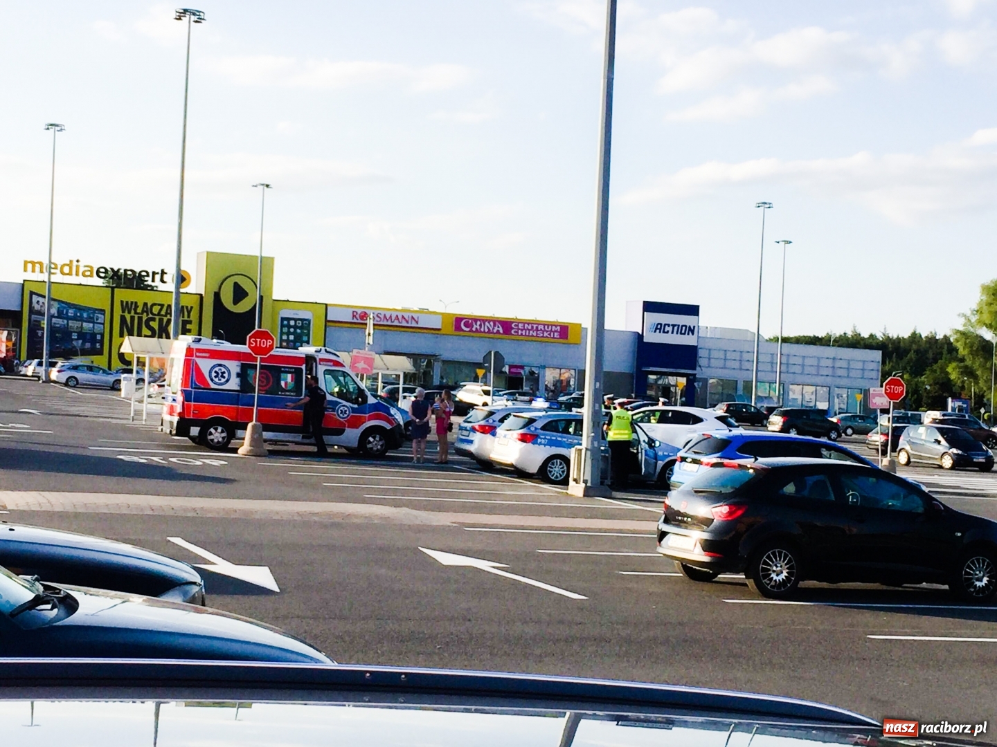 Zdjęcie w galerii na portalu naszraciborz.pl: Jak do tego doszło? Wypadek na parkingu Auchan [FOTO]  wiadomości z regionu