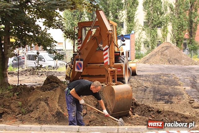 Zdjęcie w galerii na portalu naszraciborz.pl: Powstaje parking przy Staszica wiadomości z regionu