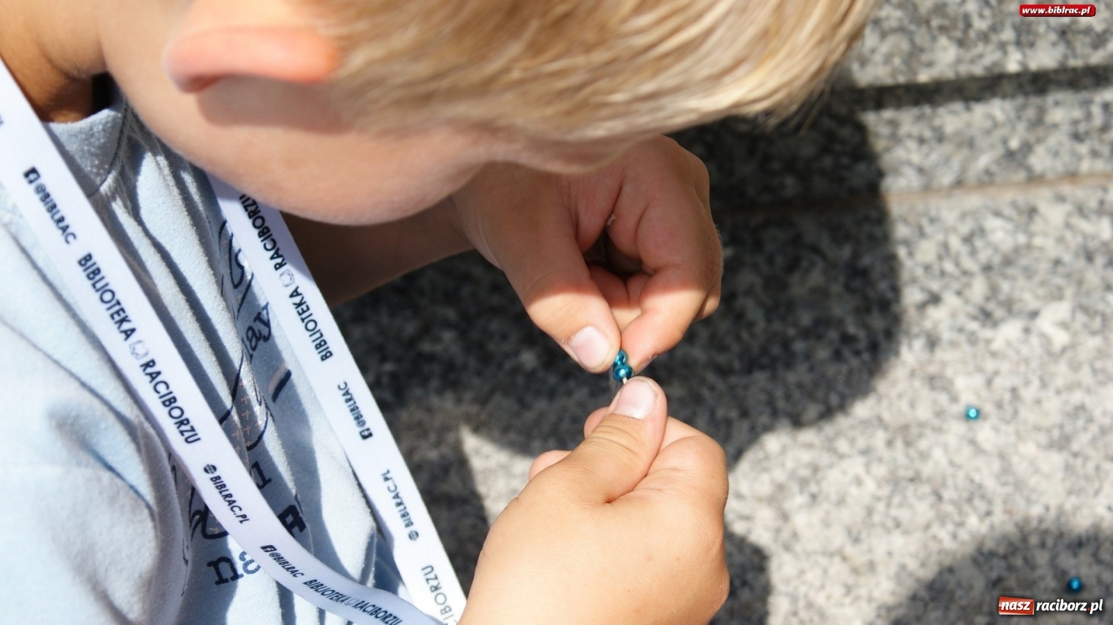Zdjęcie w galerii na portalu naszraciborz.pl: W poszukiwaniu niebieskiego koralika w bibliotece  wiadomości z regionu