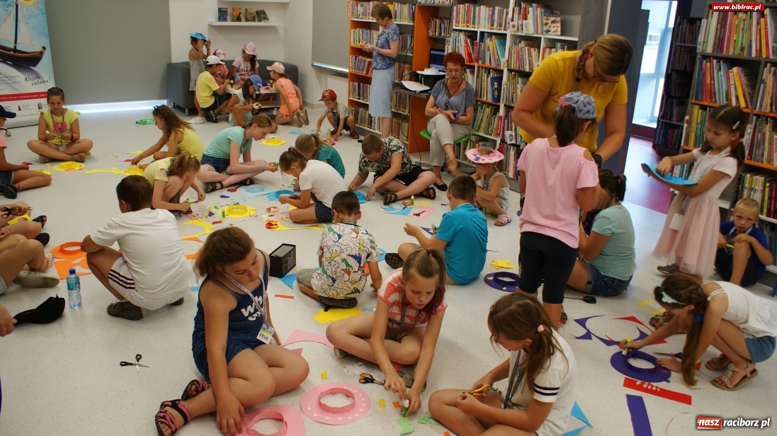 Zdjęcie w galerii na portalu naszraciborz.pl: W poszukiwaniu niebieskiego koralika w bibliotece  wiadomości z regionu