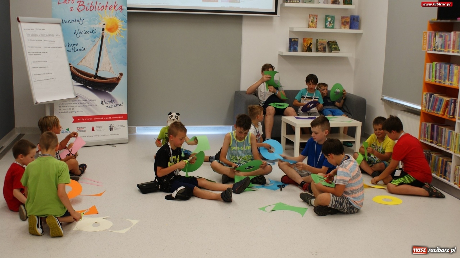 Zdjęcie w galerii na portalu naszraciborz.pl: W poszukiwaniu niebieskiego koralika w bibliotece  wiadomości z regionu