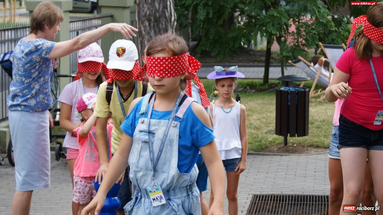Zdjęcie w galerii na portalu naszraciborz.pl: W poszukiwaniu niebieskiego koralika w bibliotece  wiadomości z regionu