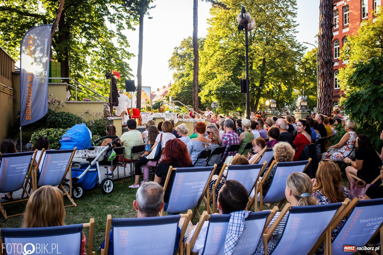 Zdjęcie w galerii na portalu naszraciborz.pl: Moralność Pani Dulskiej - spektakl na bibliotecznych schodach  wiadomości z regionu