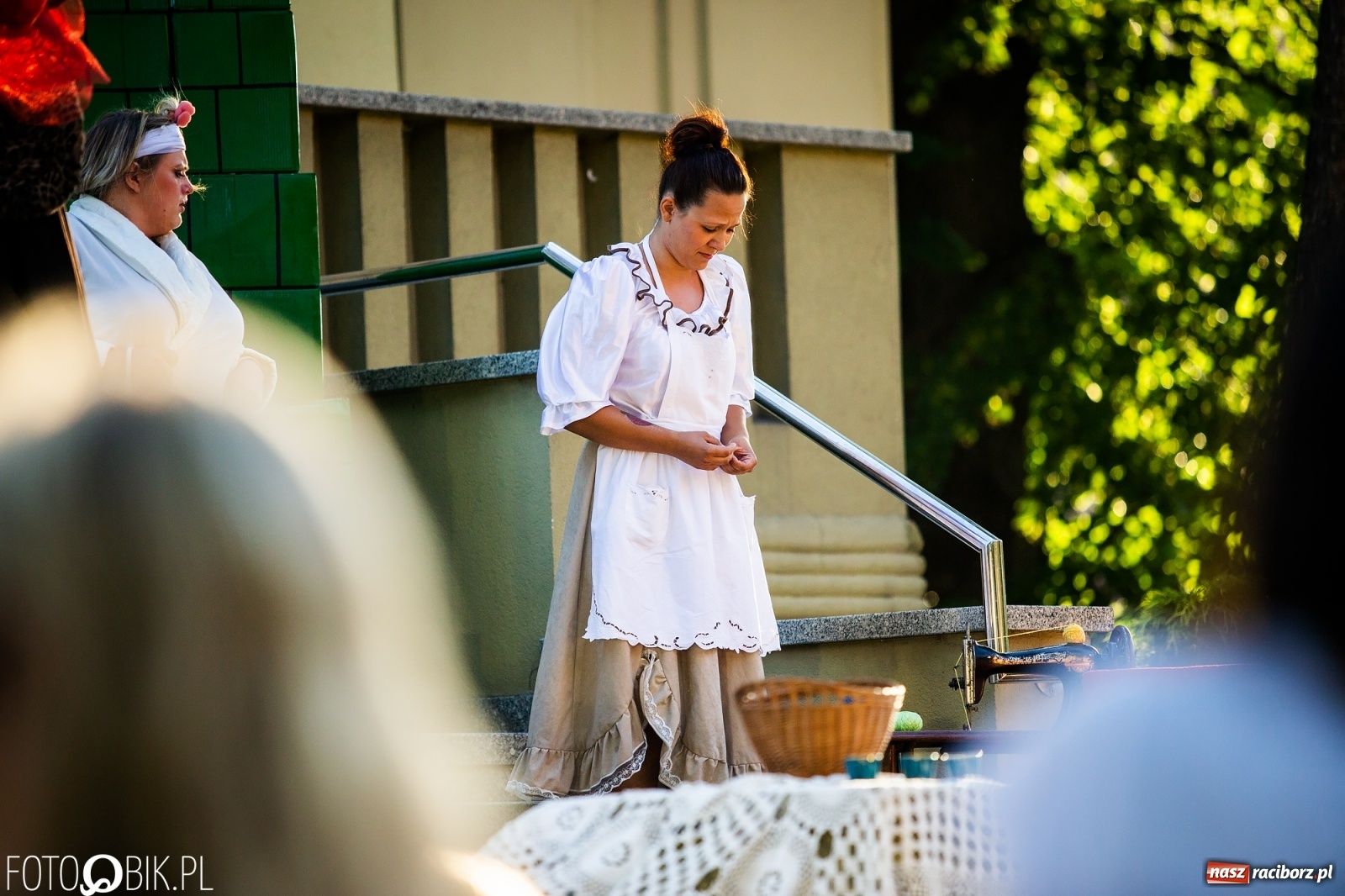 Zdjęcie w galerii na portalu naszraciborz.pl: Moralność Pani Dulskiej - spektakl na bibliotecznych schodach  wiadomości z regionu