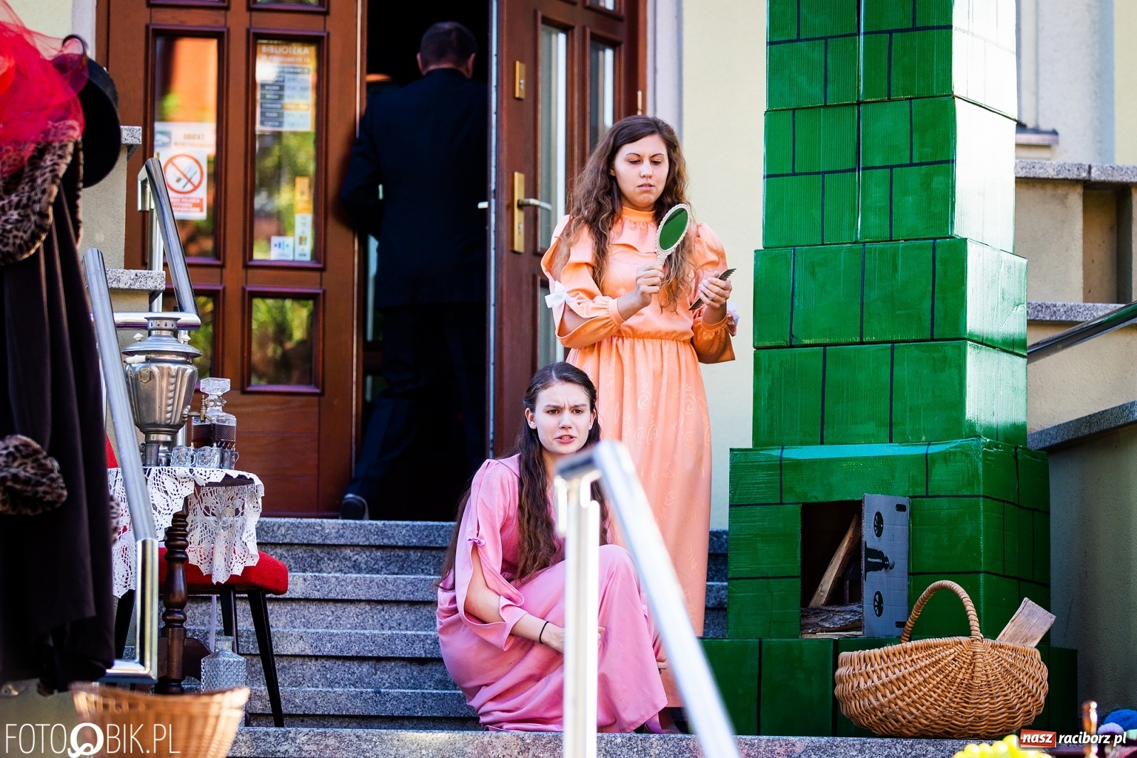 Zdjęcie w galerii na portalu naszraciborz.pl: Moralność Pani Dulskiej - spektakl na bibliotecznych schodach  wiadomości z regionu