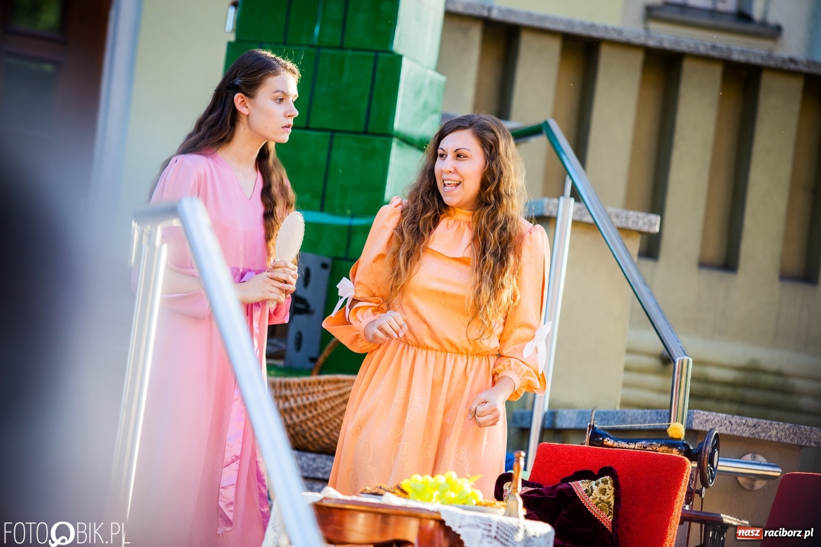 Zdjęcie w galerii na portalu naszraciborz.pl: Moralność Pani Dulskiej - spektakl na bibliotecznych schodach  wiadomości z regionu