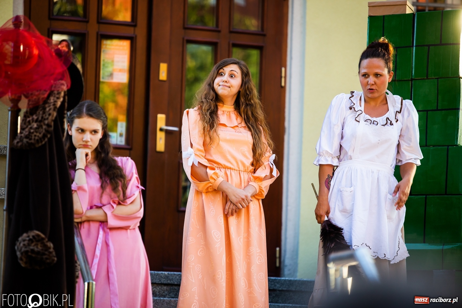 Zdjęcie w galerii na portalu naszraciborz.pl: Moralność Pani Dulskiej - spektakl na bibliotecznych schodach  wiadomości z regionu