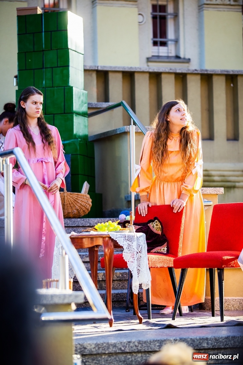 Zdjęcie w galerii na portalu naszraciborz.pl: Moralność Pani Dulskiej - spektakl na bibliotecznych schodach  wiadomości z regionu